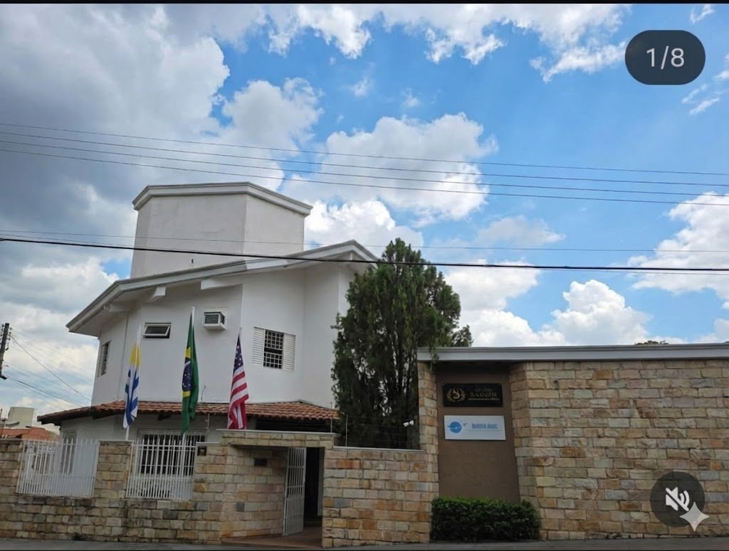 Fachada do Grupo Sagon com bandeiras do Brasil, Uruguai e Estados Unidos